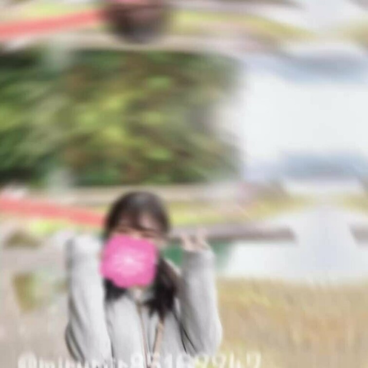 初露出るーちゃん︎︎︎☺︎

露出前のピース✌️→おっぱいを恥ずかしそうに出す姿

ギャップがエロいるーちゃん︎