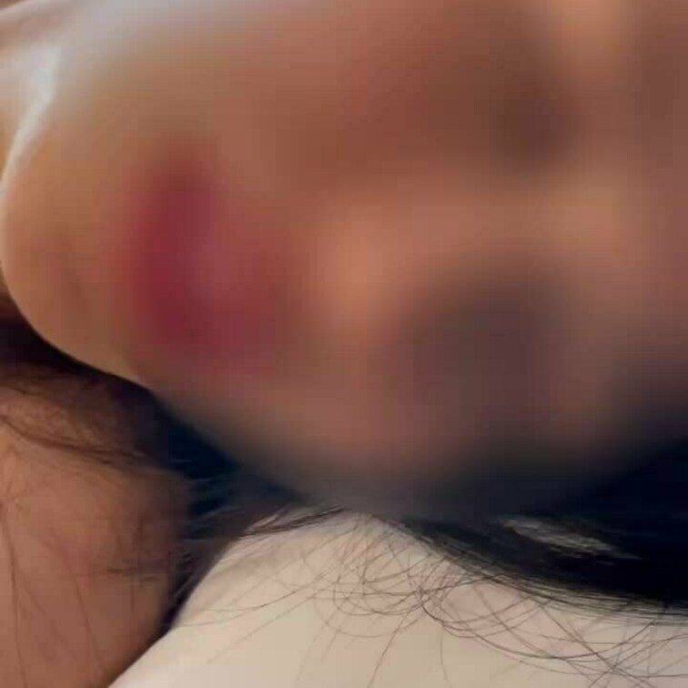 単独様にクリトリスを吸われいきそうになるのをこらえる妻の彩華。