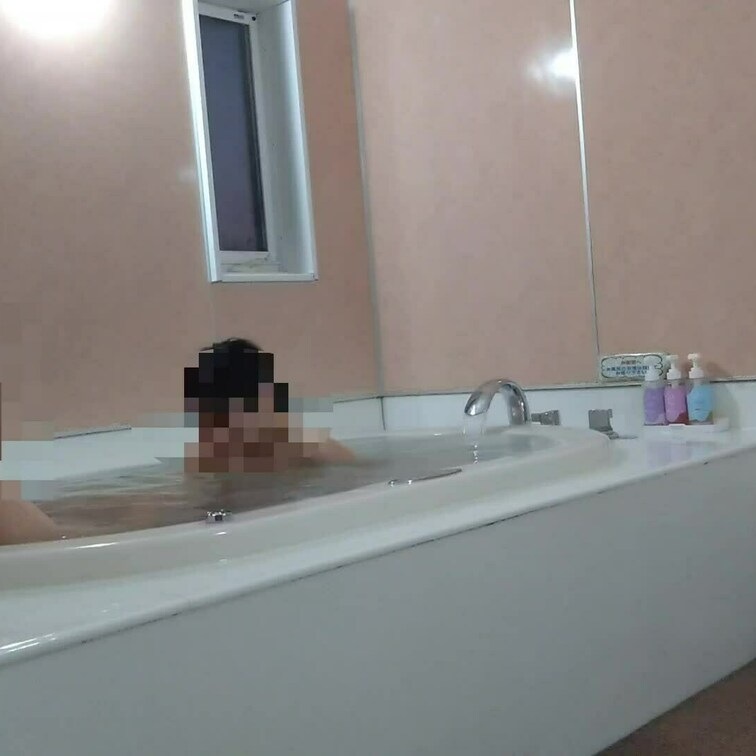 他人棒と妻がお風呂に入って中から喘ぎ声が聞こえてきたので扉を開けて撮影した動画になります。