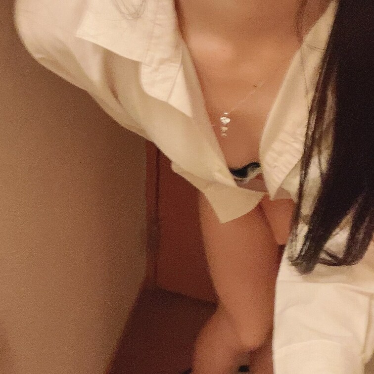 仕事終わりのご褒美は美玖で決まりだよね…?💕
最近暖かくなってきたけど夏とかみんなお家いるときどうしてる?♡