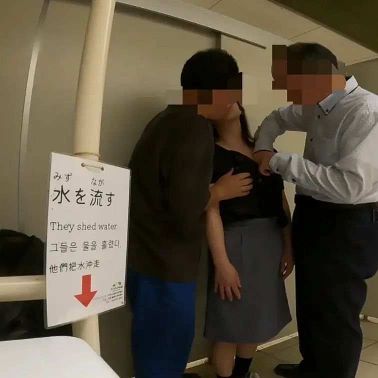 トイレに連れ込む。