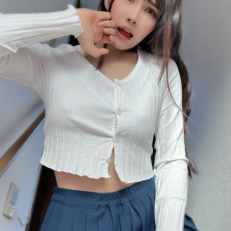 階段シリーズが見たいということなので！(?)
急いでる編💨

スカートよくみたら履き方へんだし😂