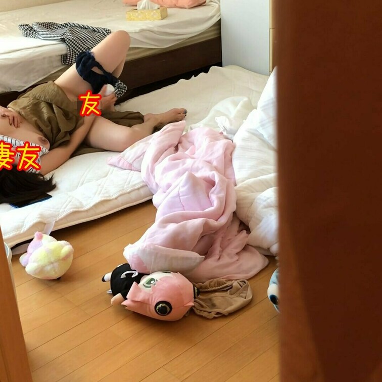 【個人撮影NTR】NO.56　妻と妻友...情事後の日常観察

こんにちは、トムです。

前回の妻との３Pにご好