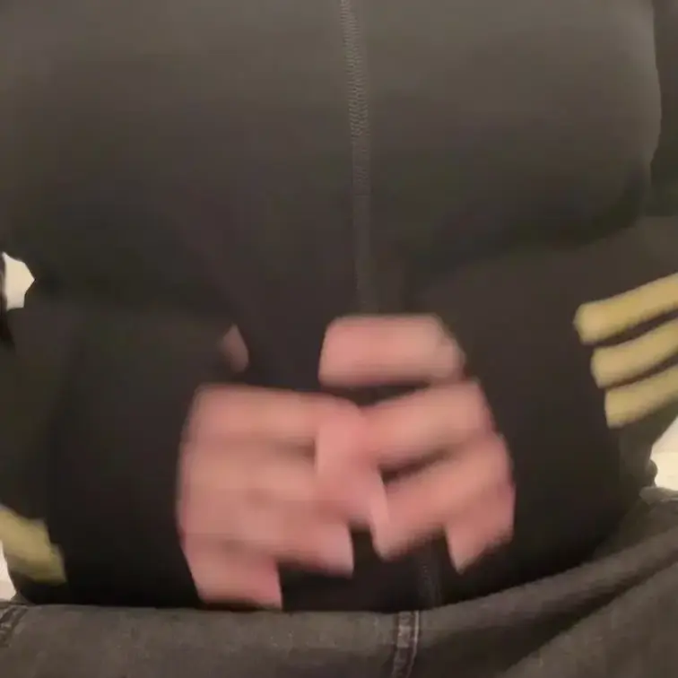 座ってる