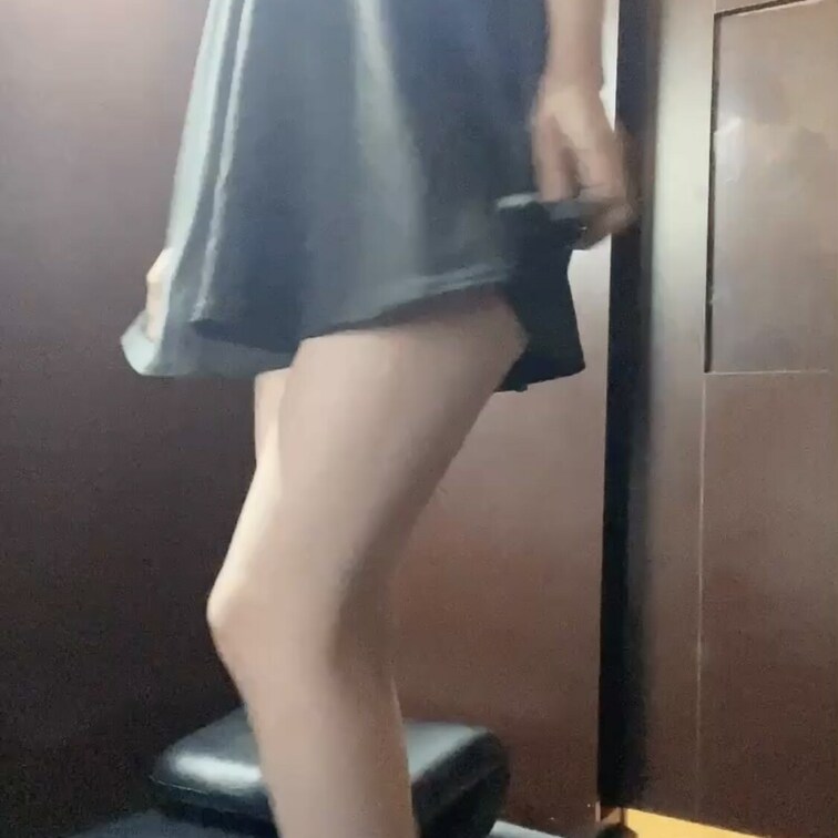 ネカフェで本棚露出に向けて着替えるだけの動画😌
右側にあるガラスに映ってるのもちょっとえっち

この動画に公開期限
