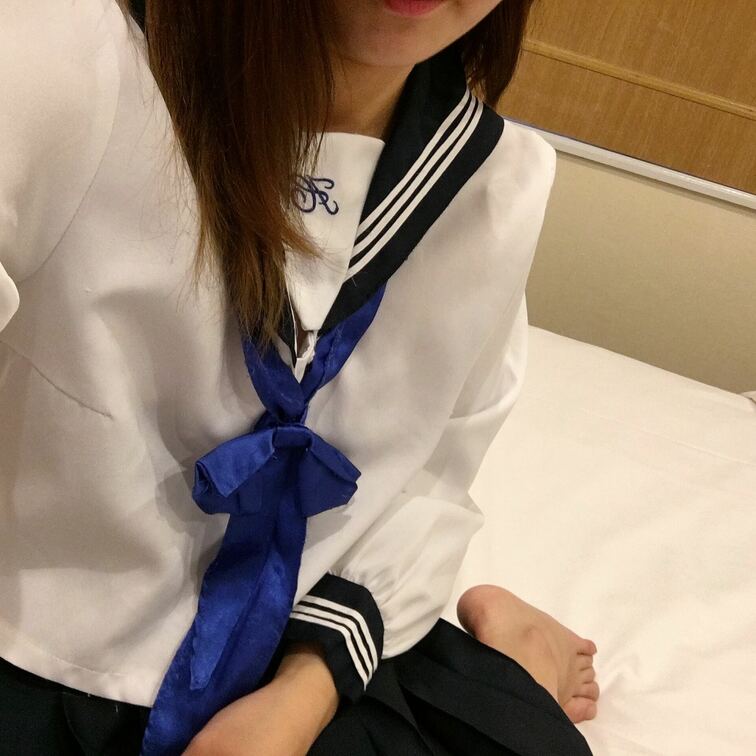 制服姿のひなちゃん🐣