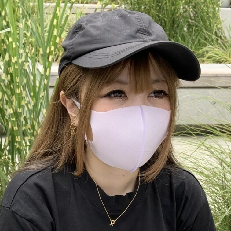 ＃2【 SATSUKI 25歳】
今回ストリートスナップ撮影に協力してくれたのは、miumiuのデニムバッグが素敵な歯