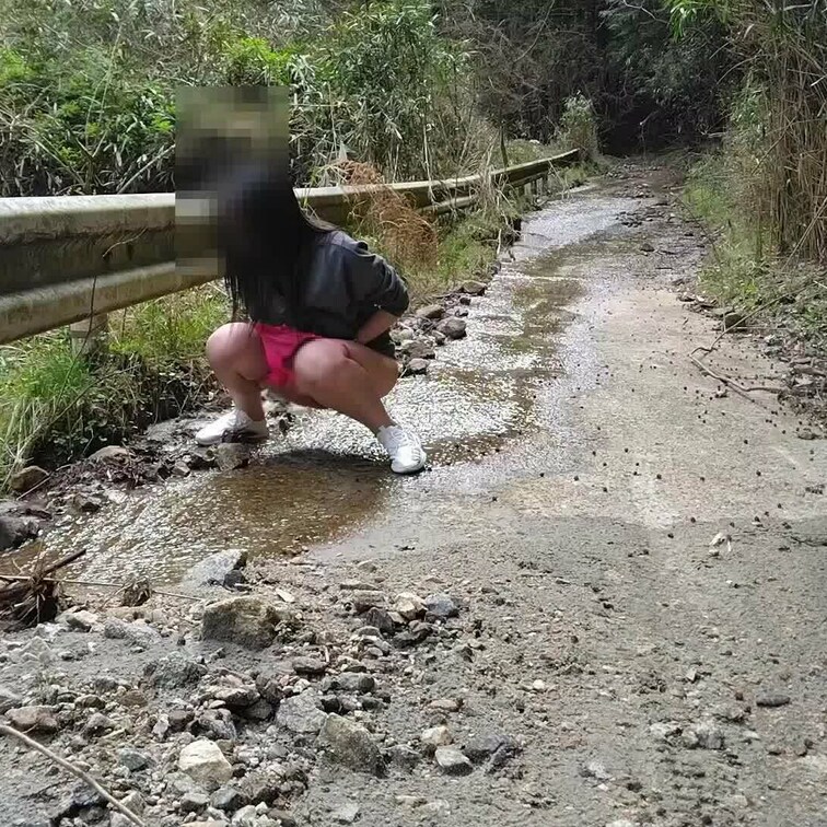 オ〇ッコ我慢できなくて川の水と一緒にしちゃいました💦