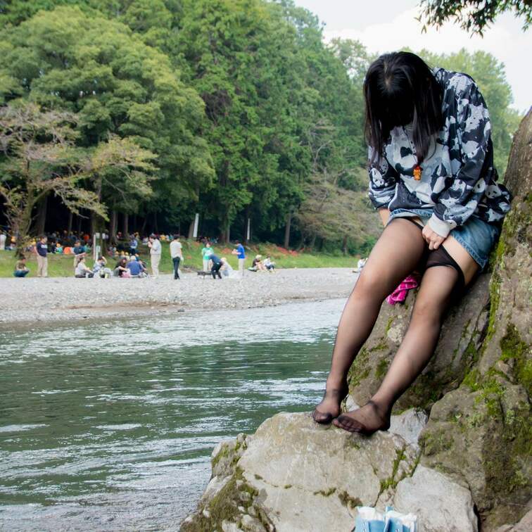 👍✨イイネ

野外露出オナニーみたいな写真になっていますが
実は
ストッキングをはいているところです✨

次