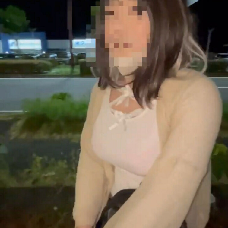 通りがかりの女の子2人にのうち1人に口灰皿使って頂き爆笑されてます笑