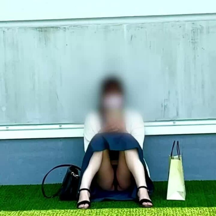 とある場所でパンチラ放置プレイをしました。

前を通る男性方がニヤニヤしてたり
不自然に往復したり

それをち