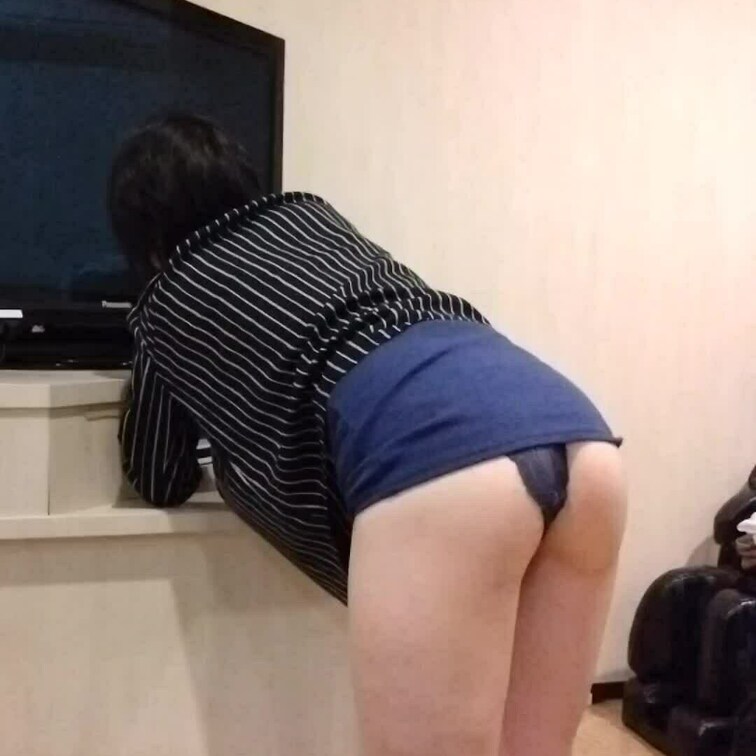 着衣セックスの様子です。（3）
我慢出来ずに立バックで…