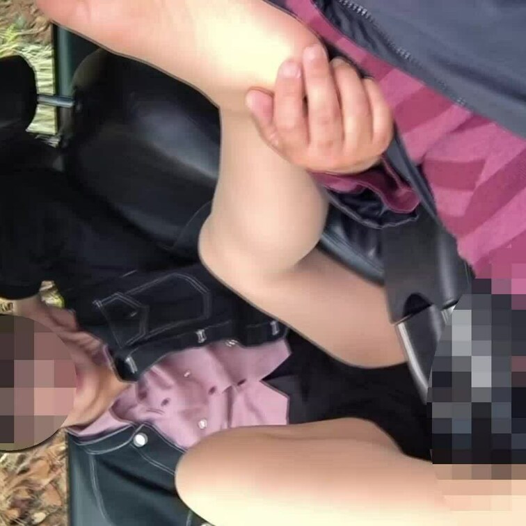 翼ちゃんの車の中でストッキング踏み舐め＆足コキ
約８分４８秒
今度はストッキングになってもらい、周りに見られないよう