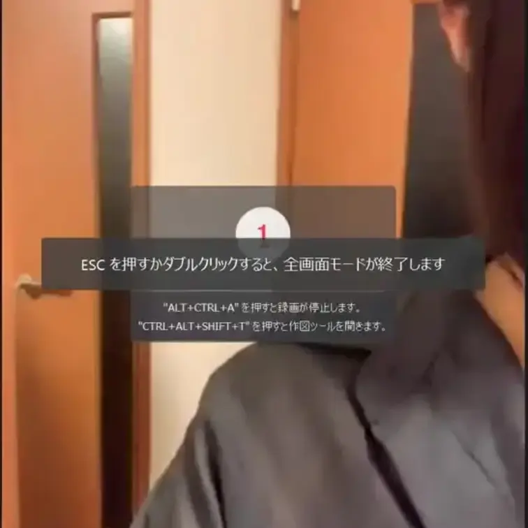 「 ~無防備な女子大生の甘い吐息が響く濃厚Zoomセックス~」
画面越しに迫る彼女の淫らな視線。
Zoomのカメラが捉えるのは、制服を乱した女子大生の火照った肌と、欲情に濡れた瞳。
「先生…見ないで…」と恥ずかしそうに囁きながらも、指を自らの秘部に這わせてゆっくりと脚を開いていく。
息を荒げて乳首を摘み、カメラに向かって腰をくねらせる姿はたまらない。
やがて我慢できなくなった彼女は、潤んだまんこを指で掻き回しながら
「入れてほしい…」と本音を漏らす。
Zoom越しとは思えないほど生々しい喘ぎ声と、愛液が糸を引く卑猥な光景。
最後は画面いっぱいに映る悶える顔と、達した瞬間の全身の痙攣…。
長時間の濃厚一人エロプレイを、じっくりと堪能できる33分超の作品です。 (1/2)