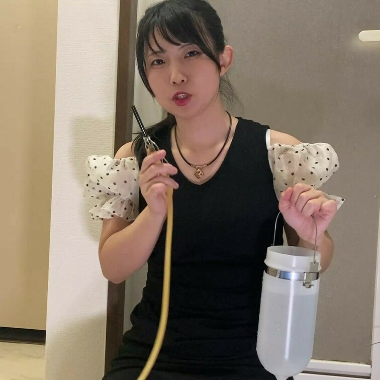 ⚠️【豪華VIP見放題∞】に含まれています。
イルリガートルを使って、自分で浣腸します。
頑張ってます…