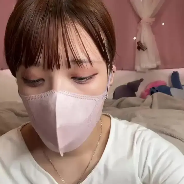 【みれい 20 歳】

みれいさんのライブ配信動画です
生ライブ配信だと、1 回の有料配信を視聴すると、おおよそ平