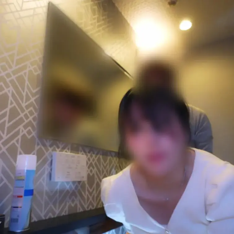 「んっ…はぁ…っ…」バーのトイレで…他のお客さんにばれないようにしなきゃなのに…
私…声我慢できなくて…「もっと奥まで