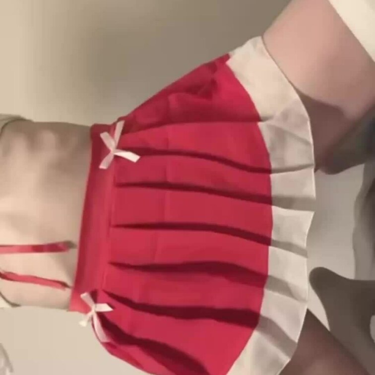 紐パンの膝立ち腰ふり、、紐すぎて出ちゃってる笑
