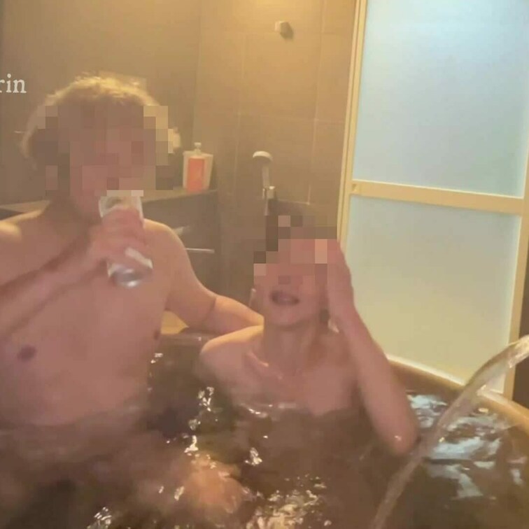 ☘️温泉でイチャイチャ☘️バイセクNTRではありませんが箸休めと言うことで🤣🤣
半露天風呂での🍺交換キス💋
格別です