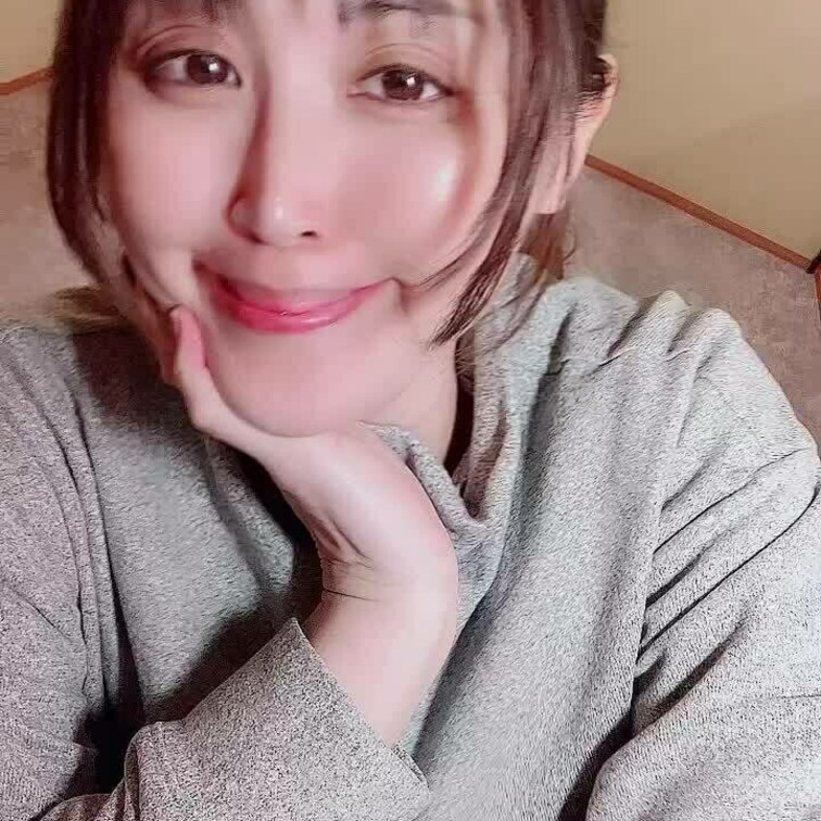 今日はゆかろんが普段から行なっている膣のマッサージをご紹介します♡
みんなはコックの周りや金玉を軽く引っ張ったりして、