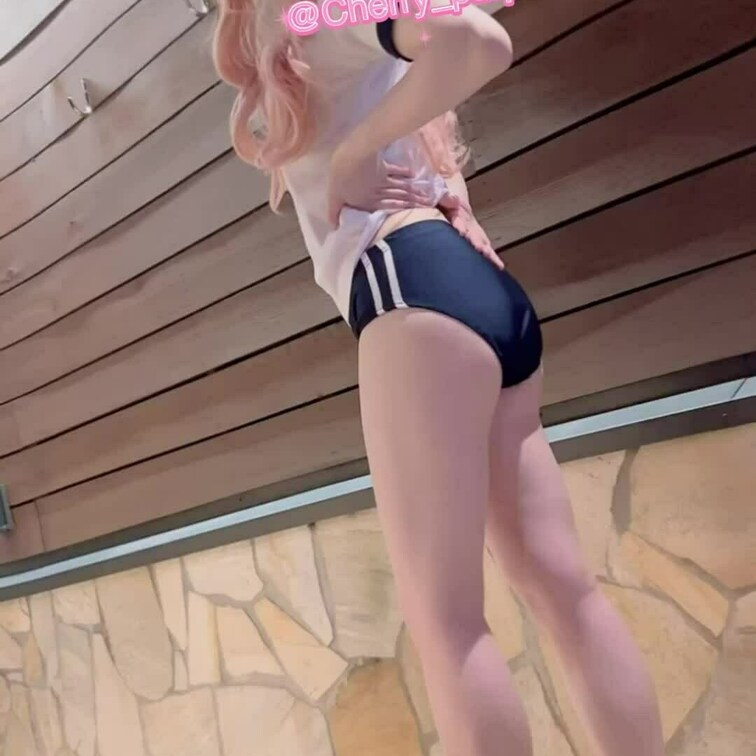 たまには顔出しということで

コスプレで！

おなら出そうだったから笑