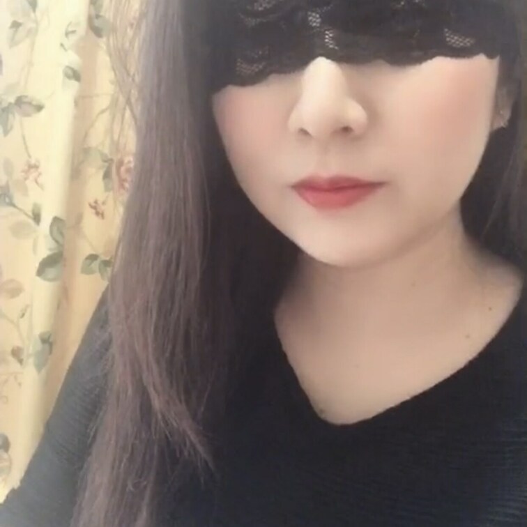 おはようございます🥰💕
今日のお仕事は自宅でリモートですよー💻リモート中は一応真面目顔です🥸✌️webカメラが有るので