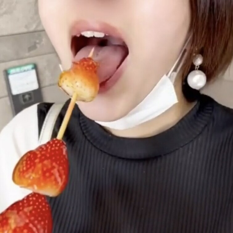 いちご飴でちょい擬似フェラ🐈❣️
通行人の声が入っちゃったので音なしです🙇‍♀️

食べ物で遊んでごめんなさい、、