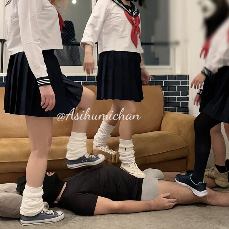 《５Pみんなでふみふみ》

適当に4人で踏んだりしてるやつ〜👣

あみはソファーに座って携帯で撮りながら顔踏んだ