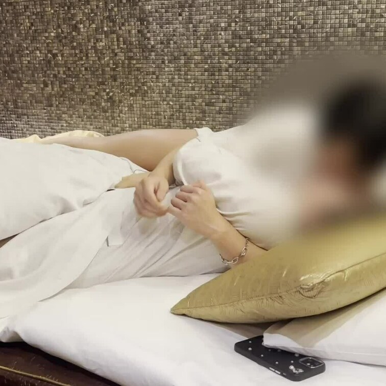 22歳のヘアメイクアーティスト / Cカップ

フォームからお誘いしてくれた処女のお○○○さんとホテルで、、