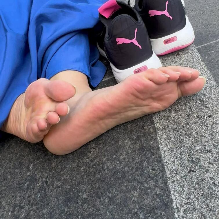 スニーカーともじもじ足裏　