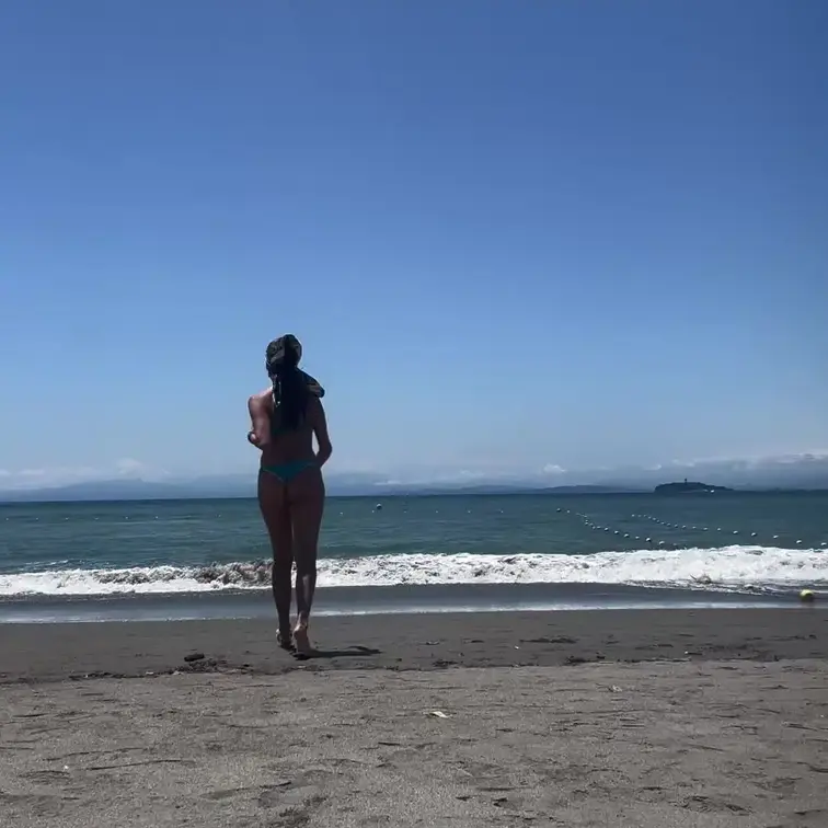 セクシー動画を撮ろう!と思ったら…
ビーサンが壊れたという話。
まさにこれを撮ってる最中にずるん、と手応えがあり、ゴム部分が取れてしまいました。
この日は砂浜が火傷するほどに熱く、ビーチの放送でも必ず履き物を履くようにアナウンスしていたほど。
ゴムが一枚ないだけで、めちゃくちゃ熱いんですよ。
さすが海辺らしく、徒歩5分ほどのところにビーサン屋さんがあったのでこの後買いに行き、無事に帰宅することができました。
そして水着の裏地が見えまくっててすみません🙇♀️