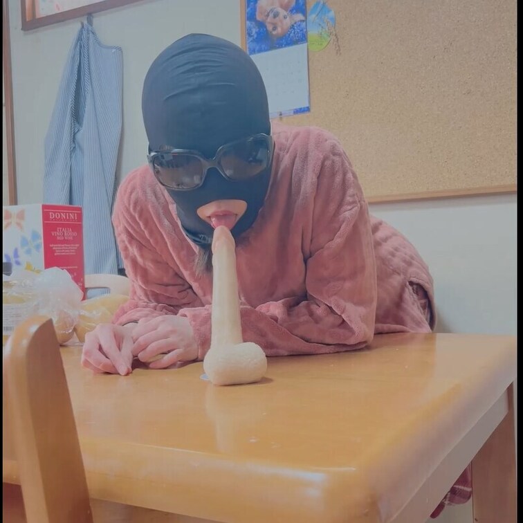 実家の居間の食卓の上にディルド置いてフェラチオ