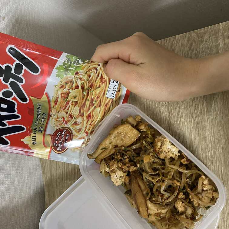 お昼ご飯🍙
パスタソースだけど辛すぎるから野菜炒めに✨
旨辛になった😊
夜は彼が餃子パーティーしてくれるそうです🥳