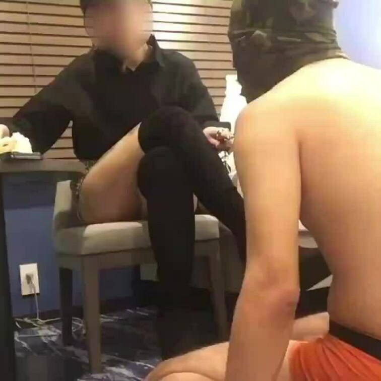 圧倒的にドSオーラのある美女様に踏みつけられ、弄ばれ、ブーツにご奉仕したい方は是非😁

フルは↓↓↓

http