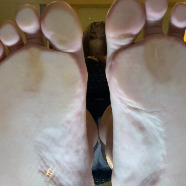 綺麗系JDななちゃん(21)
アクリル板越し足裏

足のサイズ:23cm