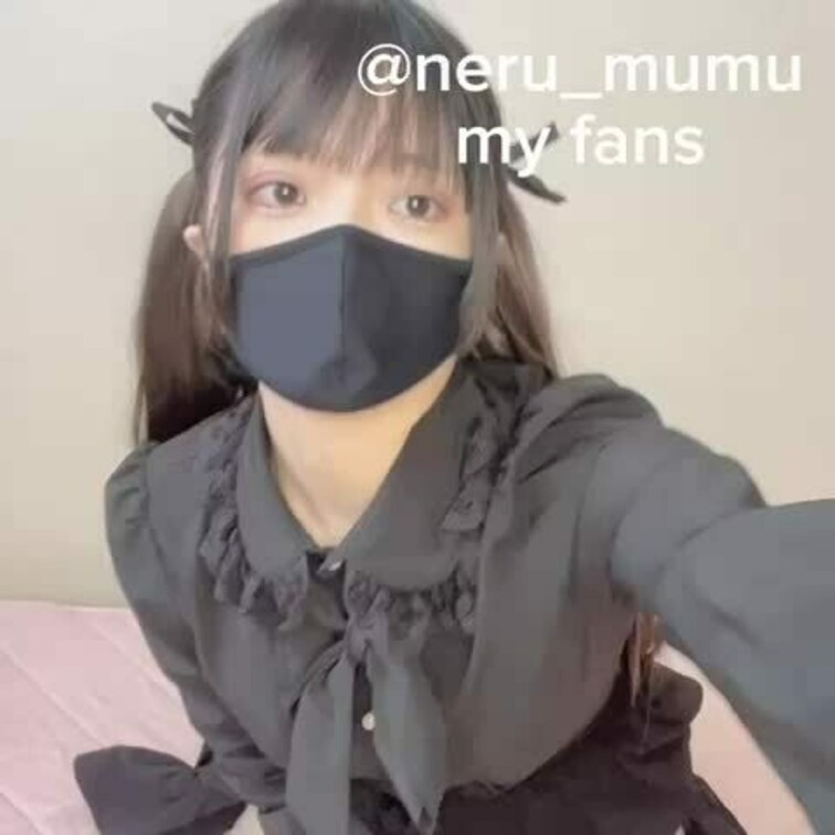地雷系っぽい服でオナです。
チラッと顔出しもしてます。