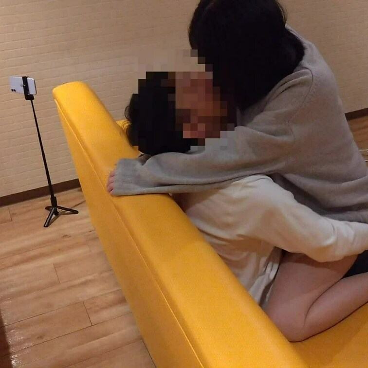 エロ仲間のKさんと妻のラブラブな様子をご覧下さい。
色々な角度から撮影しております。

シーンによりカットしており
