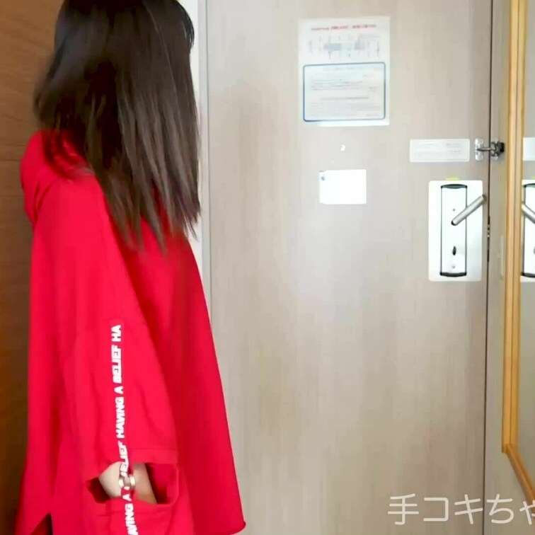 はじめましてのM男くんだよー☺️
うららの前で服なんて着てるのは有り得ないから早速脱がしちゃった♡

肌の色が白く