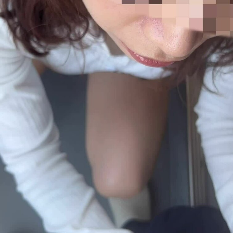 寝取られ部屋の階段で濃厚フェラ

セレブ主婦AKIさん　初めての貸出
https://myfans.jp/post