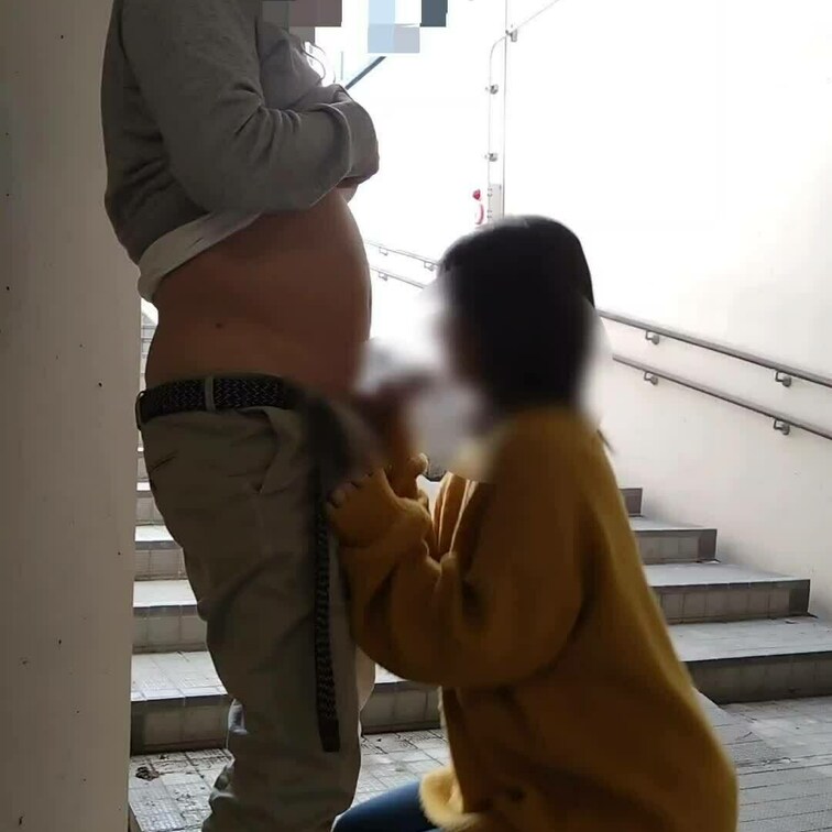 悪友と妻が買い物に行った時に地下道を通って誰もいなかったので妻にフェラさせていた様子です。