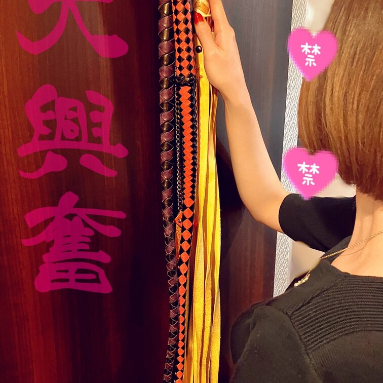 我が家では、鞭はドア裏に吊るしてます🚪
こちらは1本鞭とバラ鞭コーナー。
奴 隷が粗相したら、即手に取ってお仕置きよ