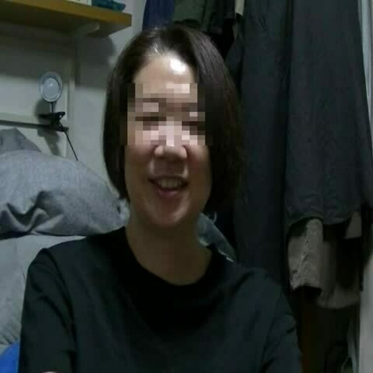 年上先輩おねえさんのアパートで毎週末はお泊りです。
おねえさんの体を堪能させてくれます。
年上先輩おねえさんです。