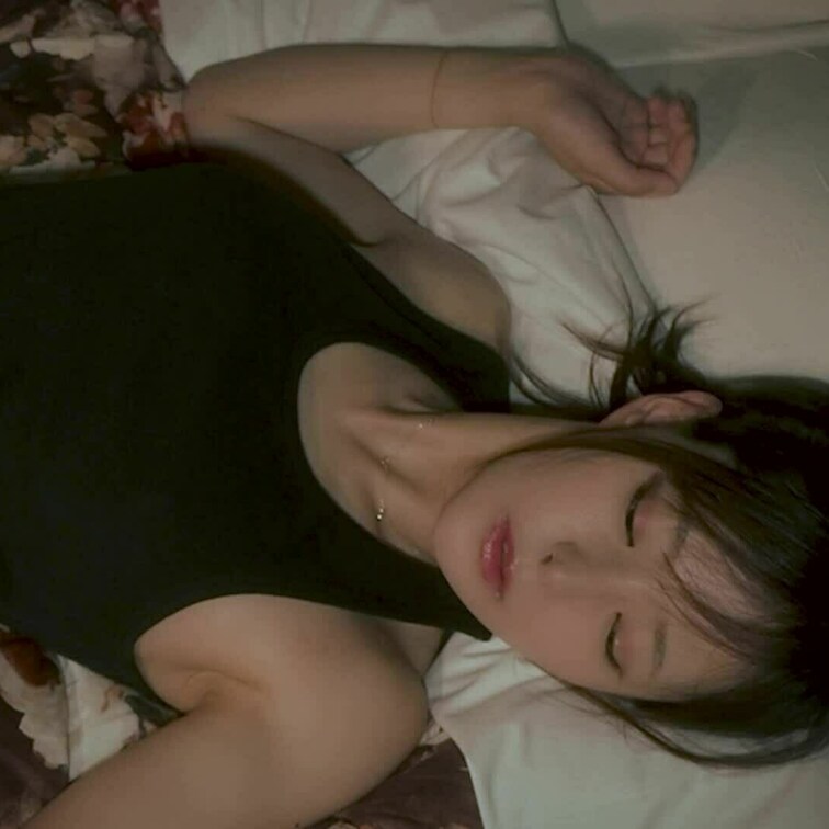 ゴムバンドで自由を失った女子。誰の声も届かない防音室で彼女のおまんこは無機質にこじ開けらあれる。