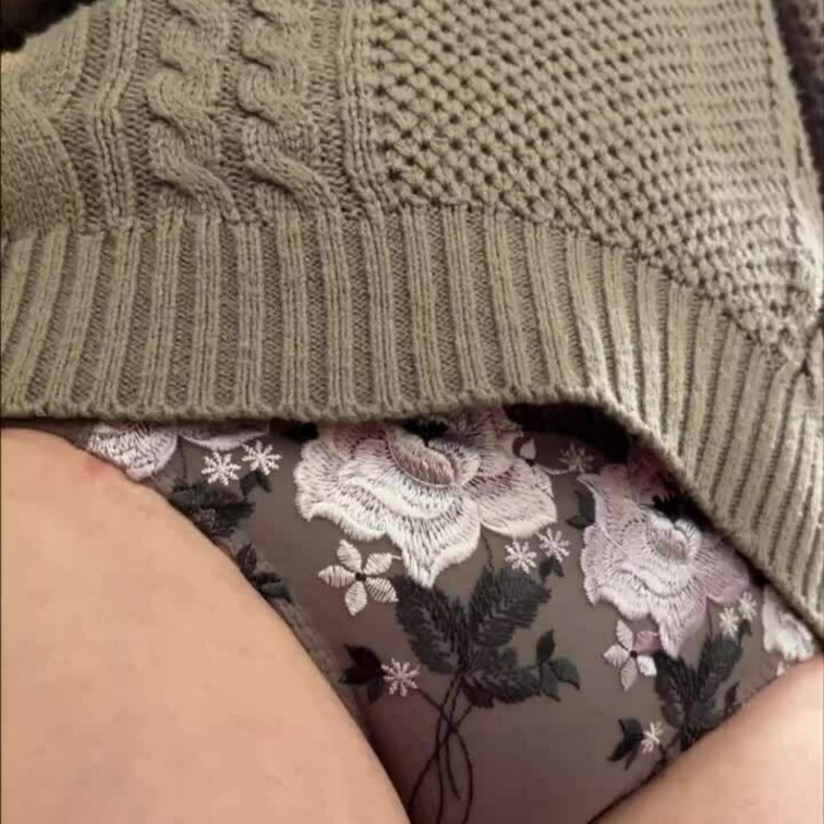 この下腹部と尻。そして下着の素材。
全てがエロい。
ツンツンしたいと思いません？😊