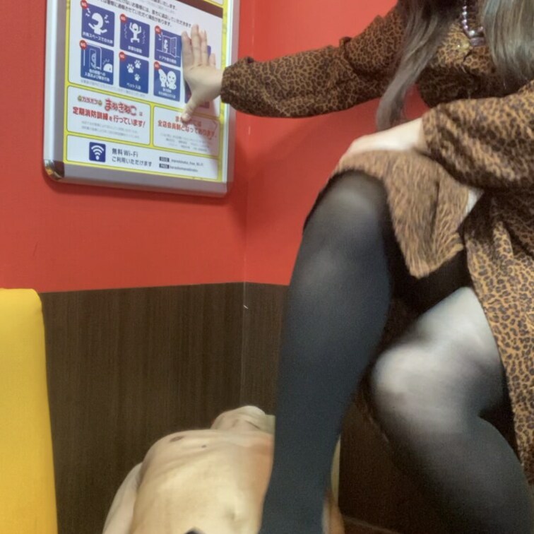 【足コキ責め】黒ストッキングを履き見下しながら言葉責めし、マゾのペニスを足コキして遊びます。