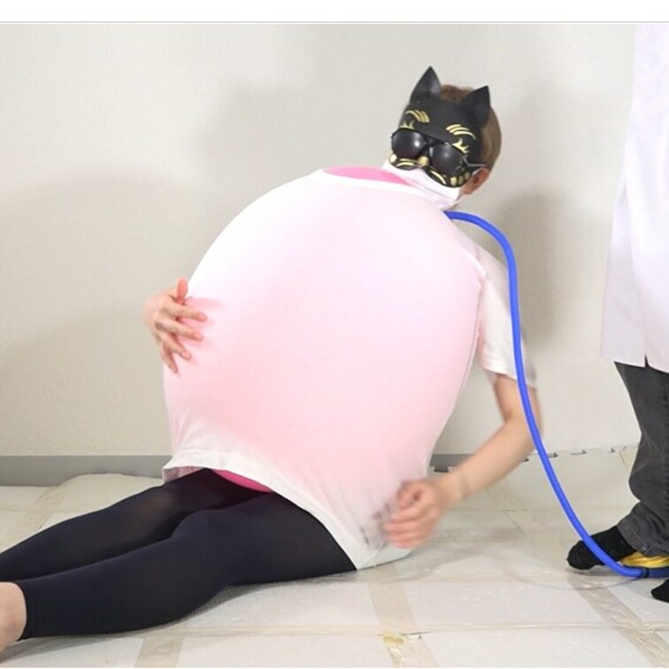 巨大な風船を服の中で割る
