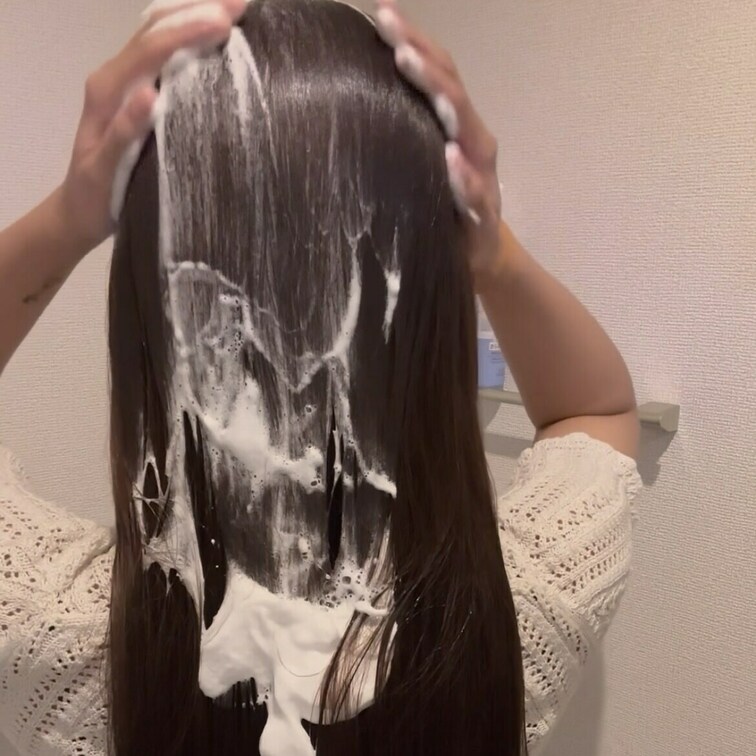 髪にムースをたっぷりかけてツヤツヤにする動画です😳
こんなにつけたらパリパリで洗うの大変になっちゃう😂