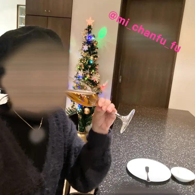 2025Xmasディナー時のみ～ちゃん🍷
こういう姿を見ると余計脱がしたくなっちゃう
おバカな旦那です💕

