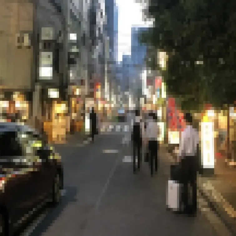 通行人が多い場でパンチラ露出してみました。