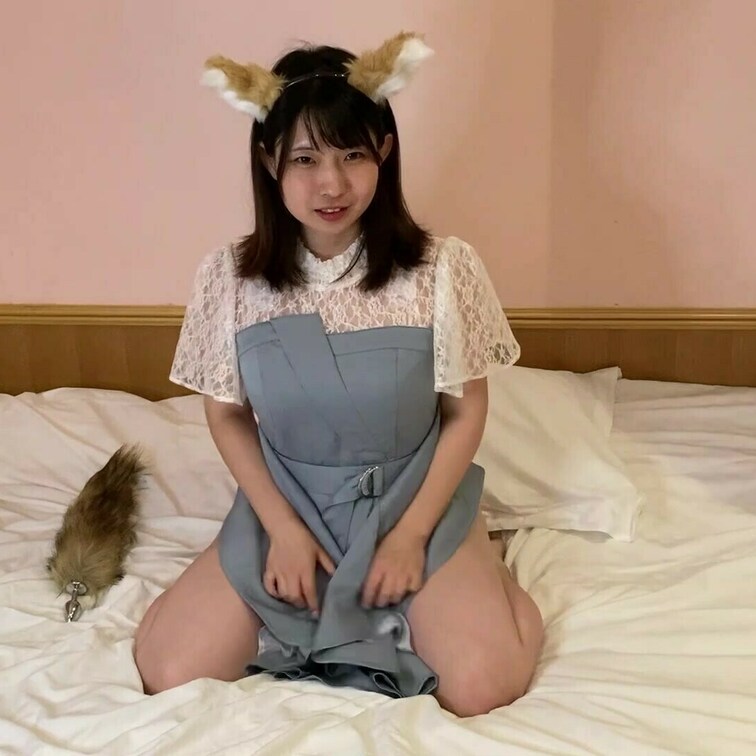 キツネ耳を着け、お尻の穴に、シッププラグを入れて、女キツネになります。